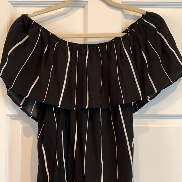 Honey Punch off the shoulder top. Blk/white. Large - Picture 2 of 6